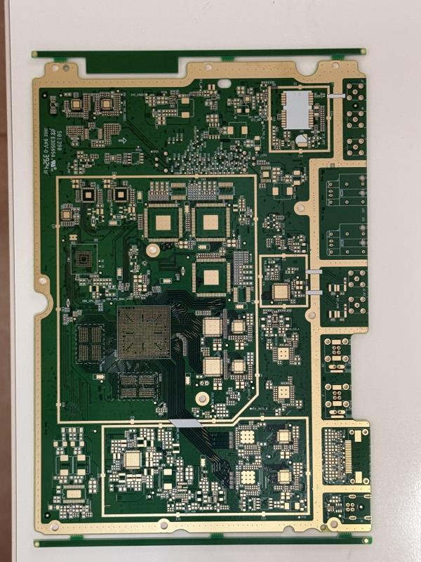 高多层板技术突破：激光钻孔 + 低损耗材料，信号更稳定